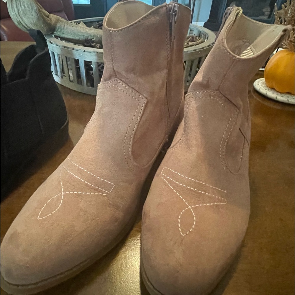 Size 4 side zipper cowgirl boots